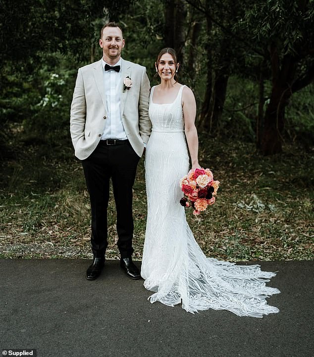 В оточенні родини та друзів, приголомшлива наречена у вбранні 10-го розміру вийшла заміж за свого нинішнього чоловіка на камерній весільній церемонії.