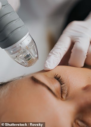 Мікронідлінг коштує приблизно 500 доларів (стокове зображення)