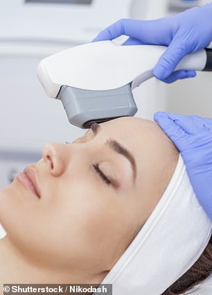 Лазерне лікування та дермальні філери є найдорожчими та можуть коштувати клієнту приблизно 5000 доларів за процедуру (стокове зображення)