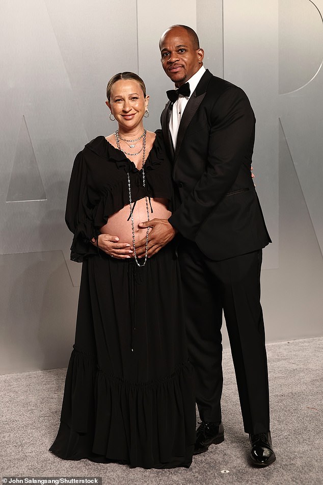 Вагітна Дженніфер Мейєр виставила на показ свій животик, відвідавши вечірку з нареченим Джеффрі Огунлесі