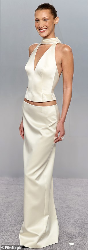 Белла Хадід обрала шикарний ансамбль з двох предметів, який підкреслив її підтягнутий живіт