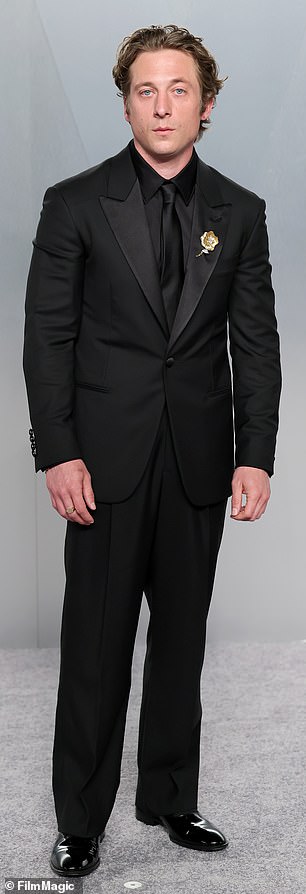 Головні актори Джеремі Аллен Вайт та Баррі Кеоган були одягнені, щоб вразити.