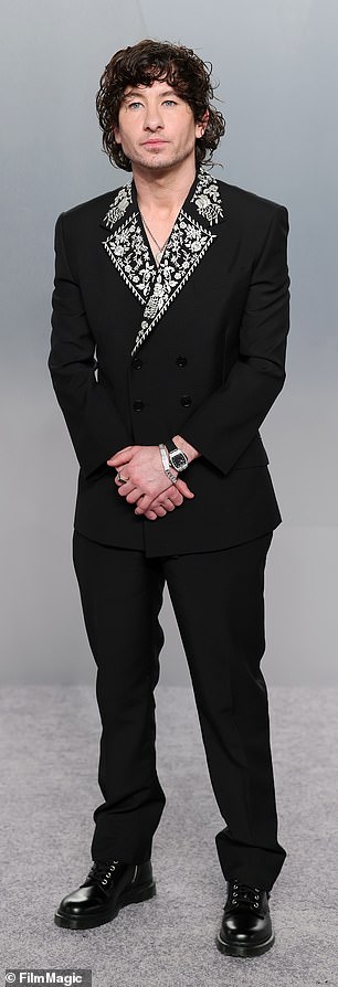 Кеоган був одягнений у стильний чорний костюм