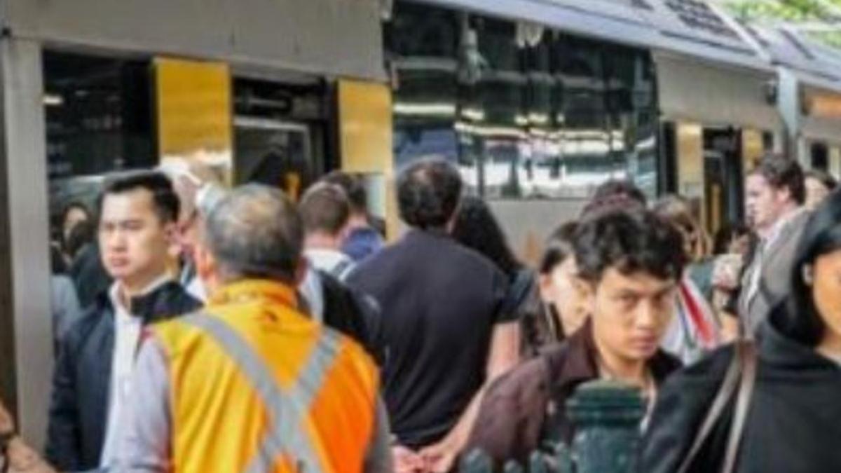 Затримки поїздів у Сіднеї: лінії T2, T3, T8 постраждали через ремонт Circular Quay