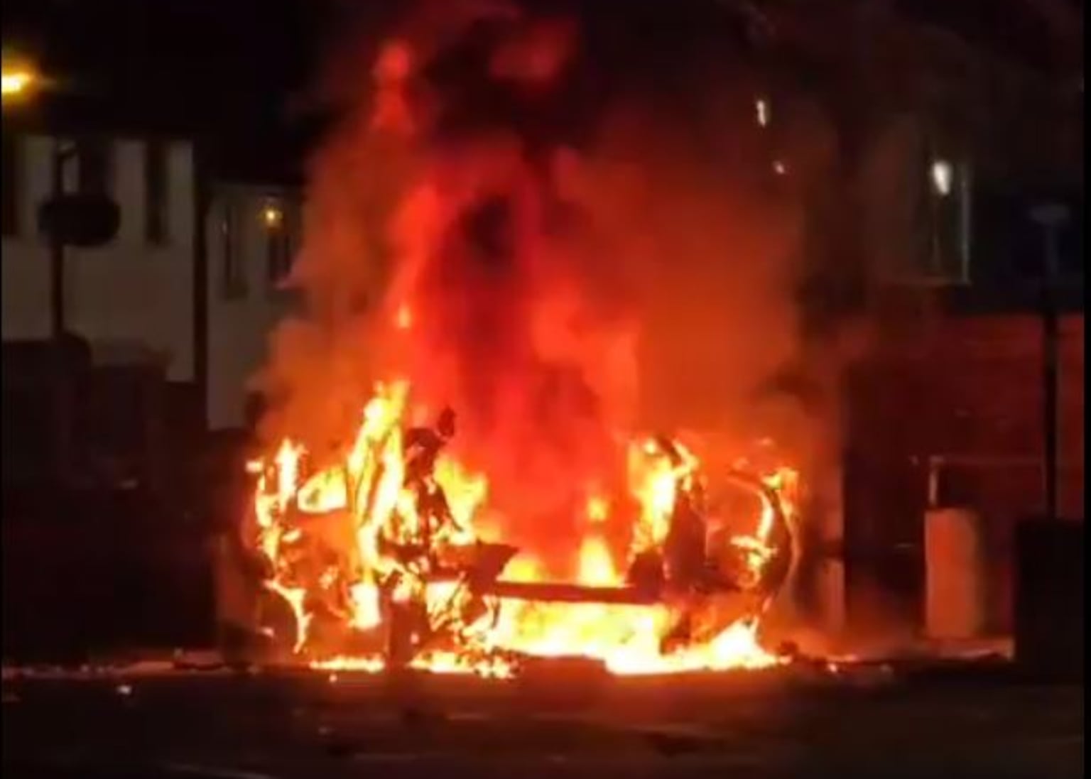 Повідомляється про вибух біля поліцейської дільниці в Данмеррі